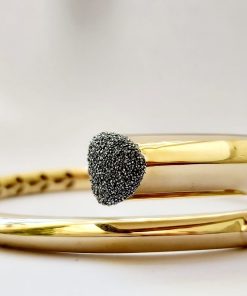 צמיד קשיח עם אבקת יהלומים