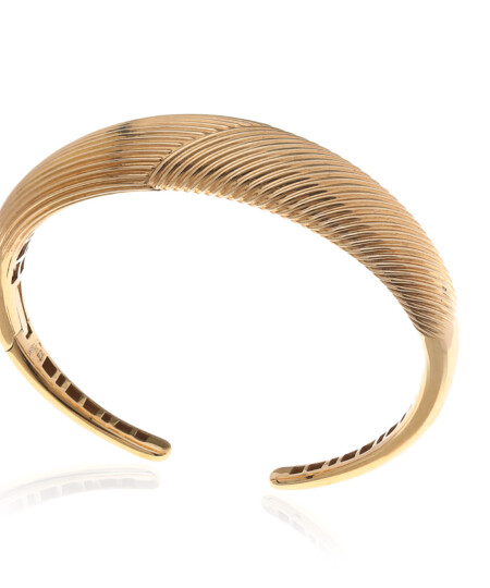 צמיד קשיח פסי הרטרו, בעל קווים אלכסונים לאורכו