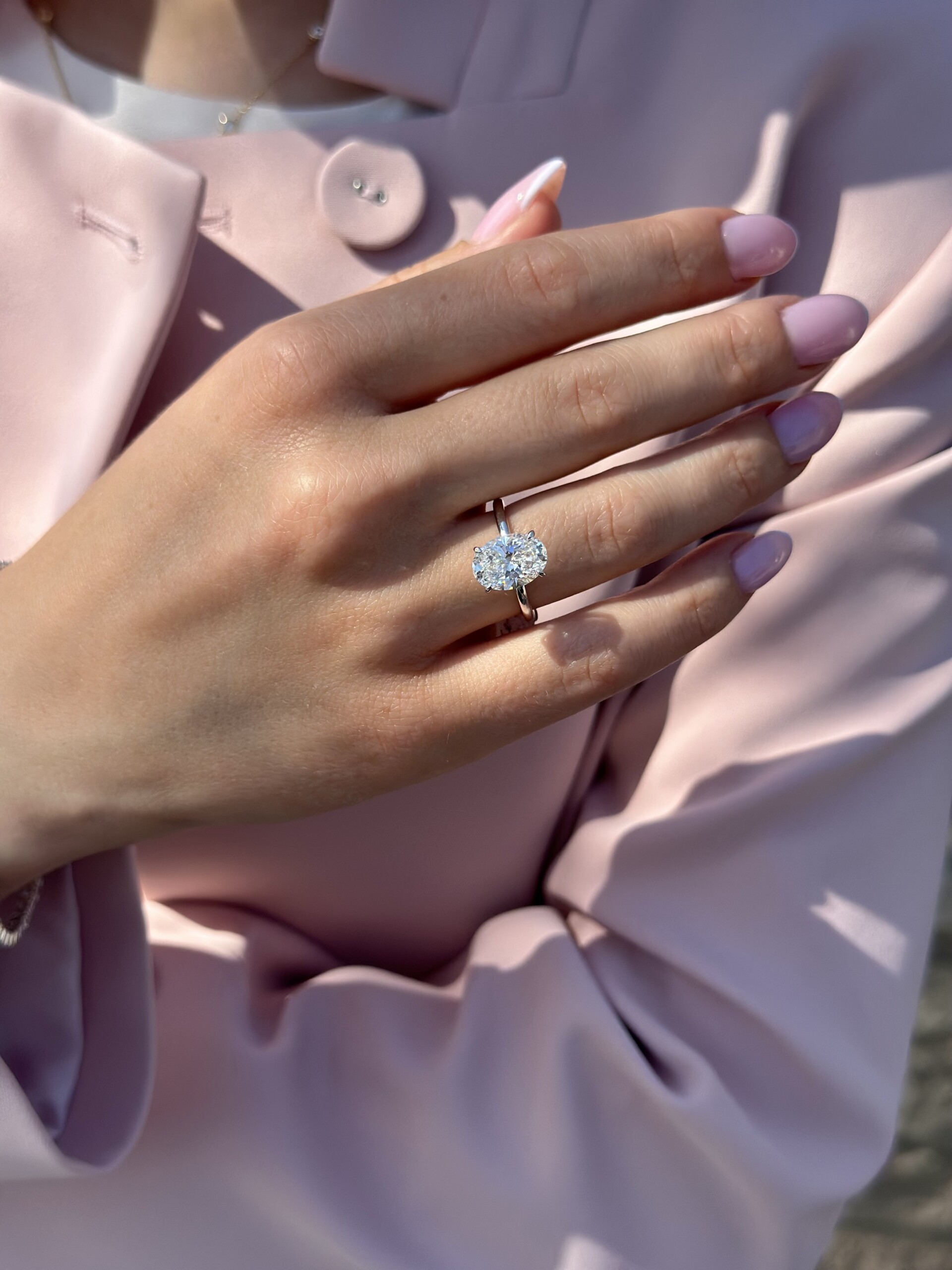 טבעת עם שיבוץ יהלום מעבדה אובל 3ct בעיצוב קלאסי מזה לבן 14K.